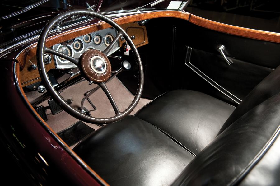 Интерьер Packard Custom Twelve Sport Phaeton by Dietrich 1933 года  (фото 9 из 18)